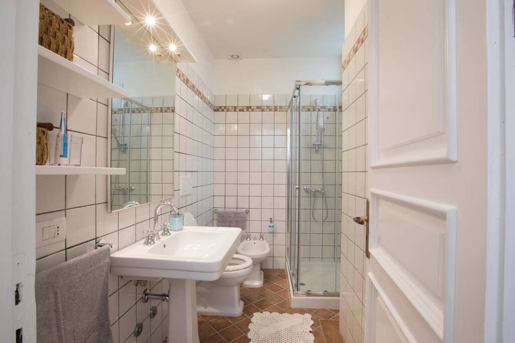 Bagno con bidet, box doccia