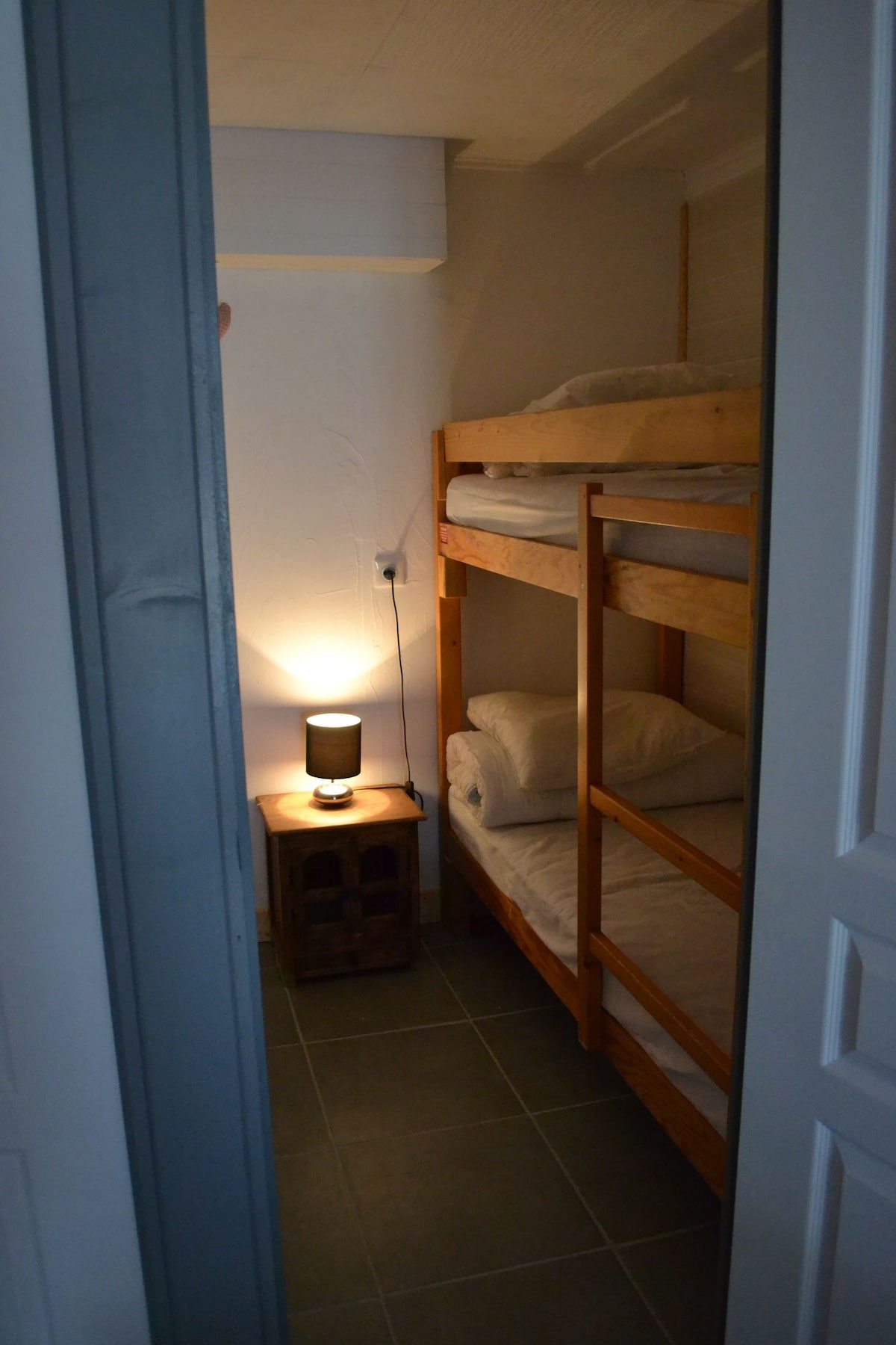 Uzavretý priestor na spanie s 2 poschodovými posteľami. 