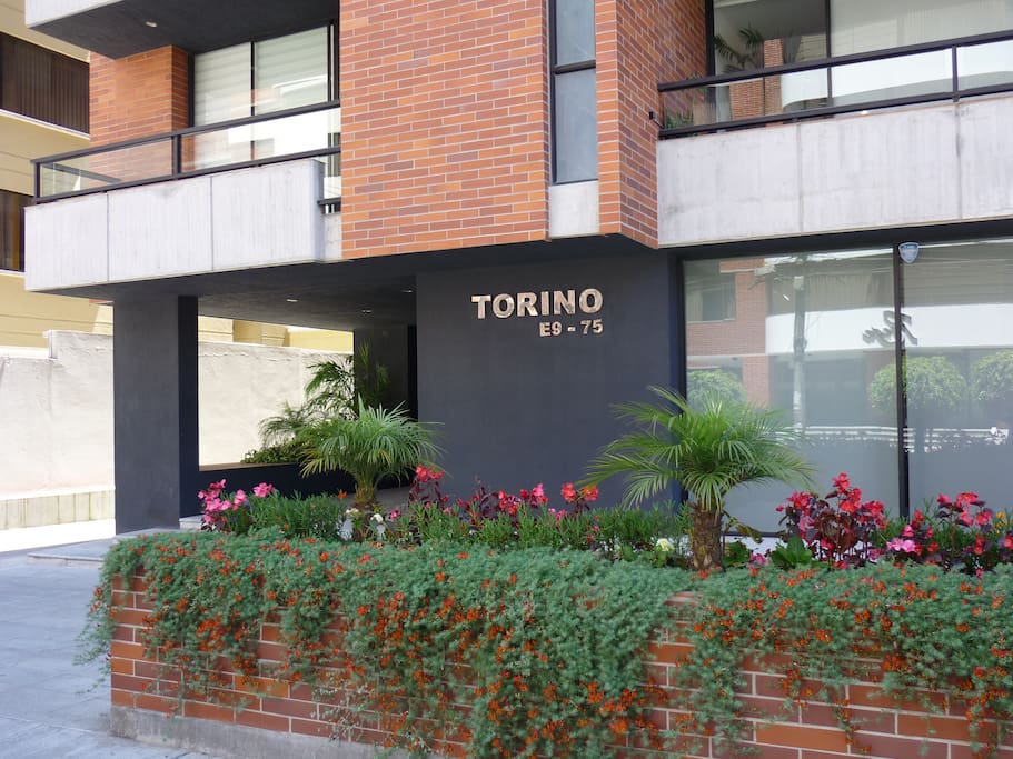 Edificio moderno y bien mantenido