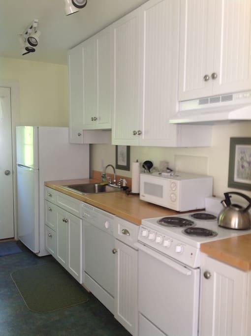 Fully equipped kitchen with dishwasher