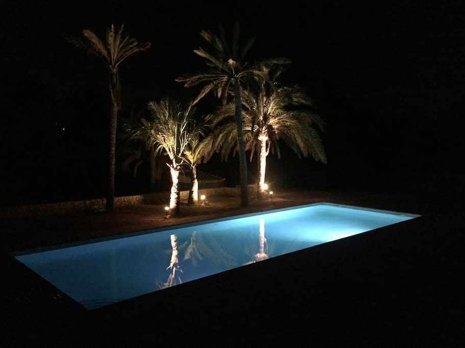 La piscina por la noche