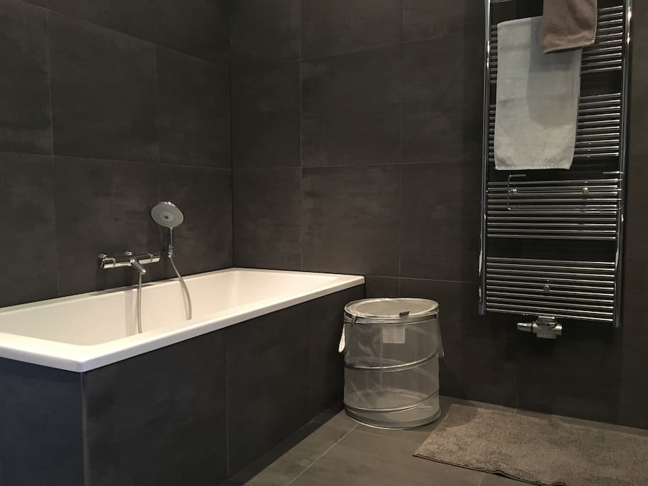 Modern ingerichte badkamer, inclusief heerlijk ligbad
