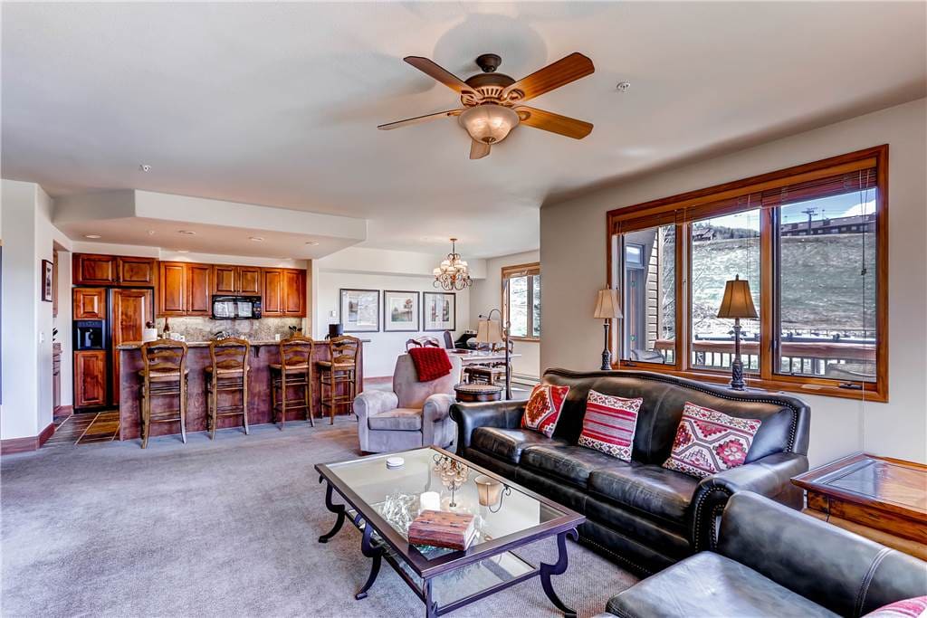 Couch,Furniture,Indoors,Room,Light Fixture