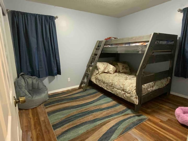 La camera da letto a castello; il ponte inferiore è di dimensioni standard, mentre il ponte superiore è di due piazze. Può essere utilizzato da bambini o adulti. 