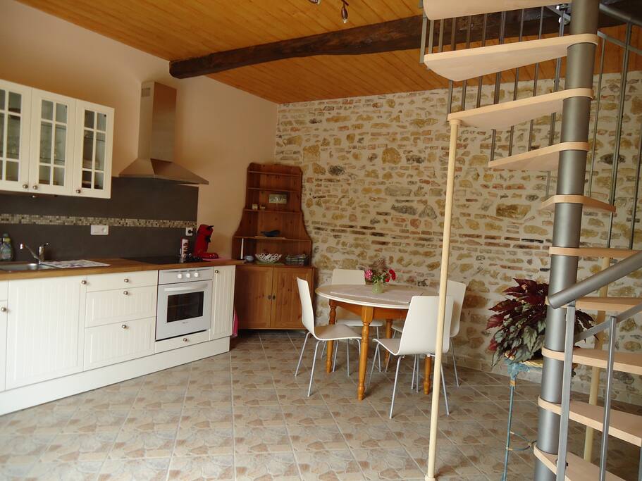 La cuisine avec table à manger