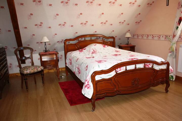 La chambre 2 avec 1 lit queen bed de 140 par 200 