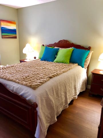 PRIVATE Master Bedroom, bath & SAFE parking in LA.