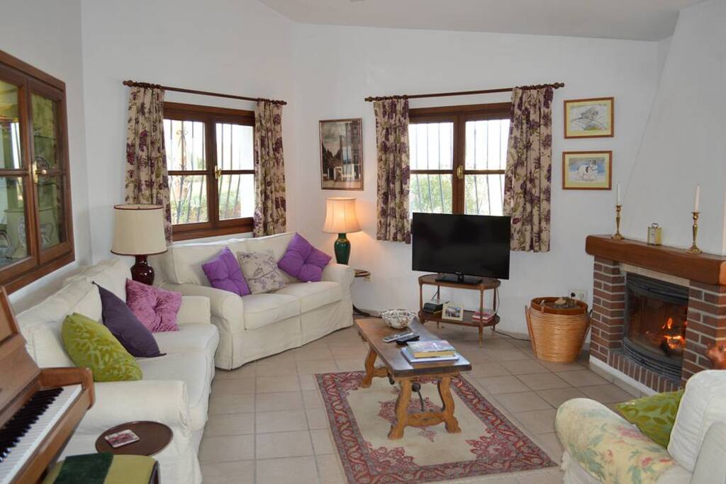 Living room with seating for six