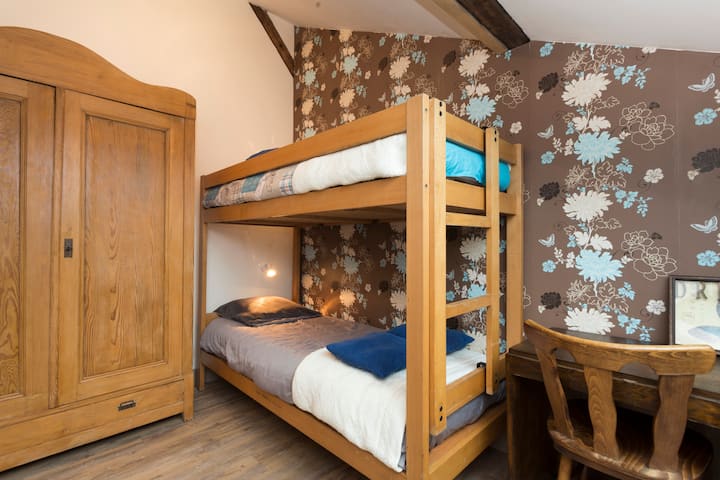 2a camera da letto: 
letti a castello 90 x 190 cm
+ scrivania