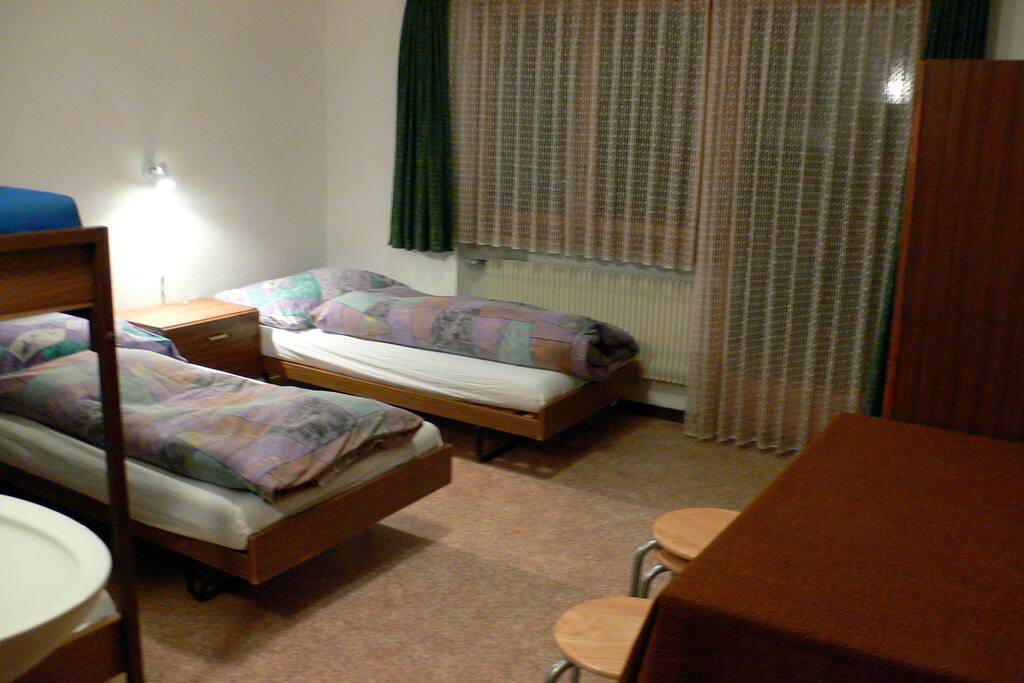 Schlafzimmer mit Lavabo