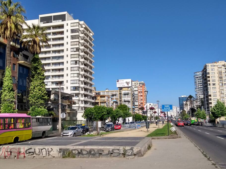 Edificio Blanco de 17 pisos, piscina panoramica