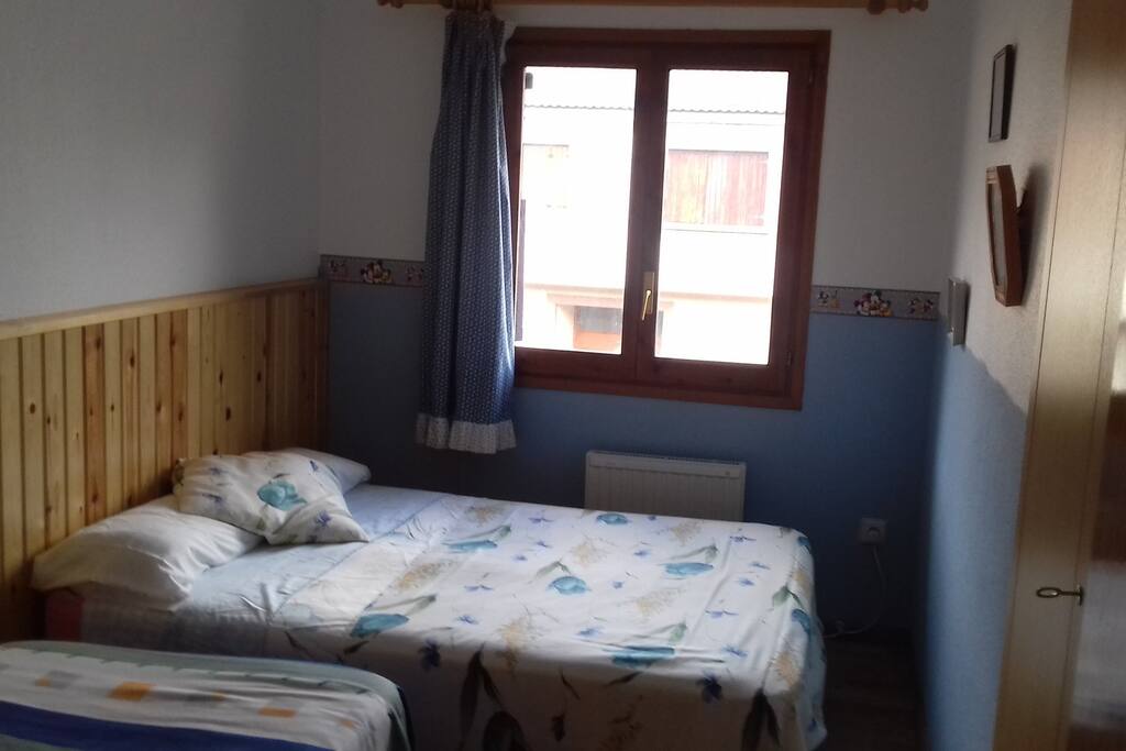 Segundo dormitorio, compuesto de cama matrimonial y cama individual