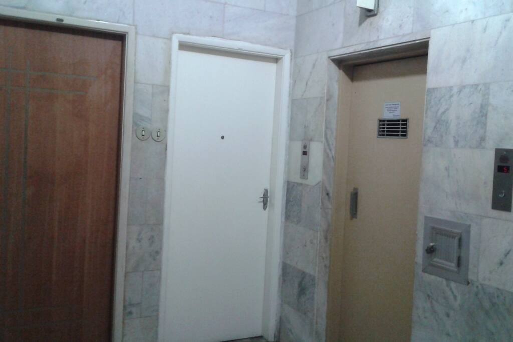 Elevador e portaria 24 horas
Elevator and concierge 24 hrs