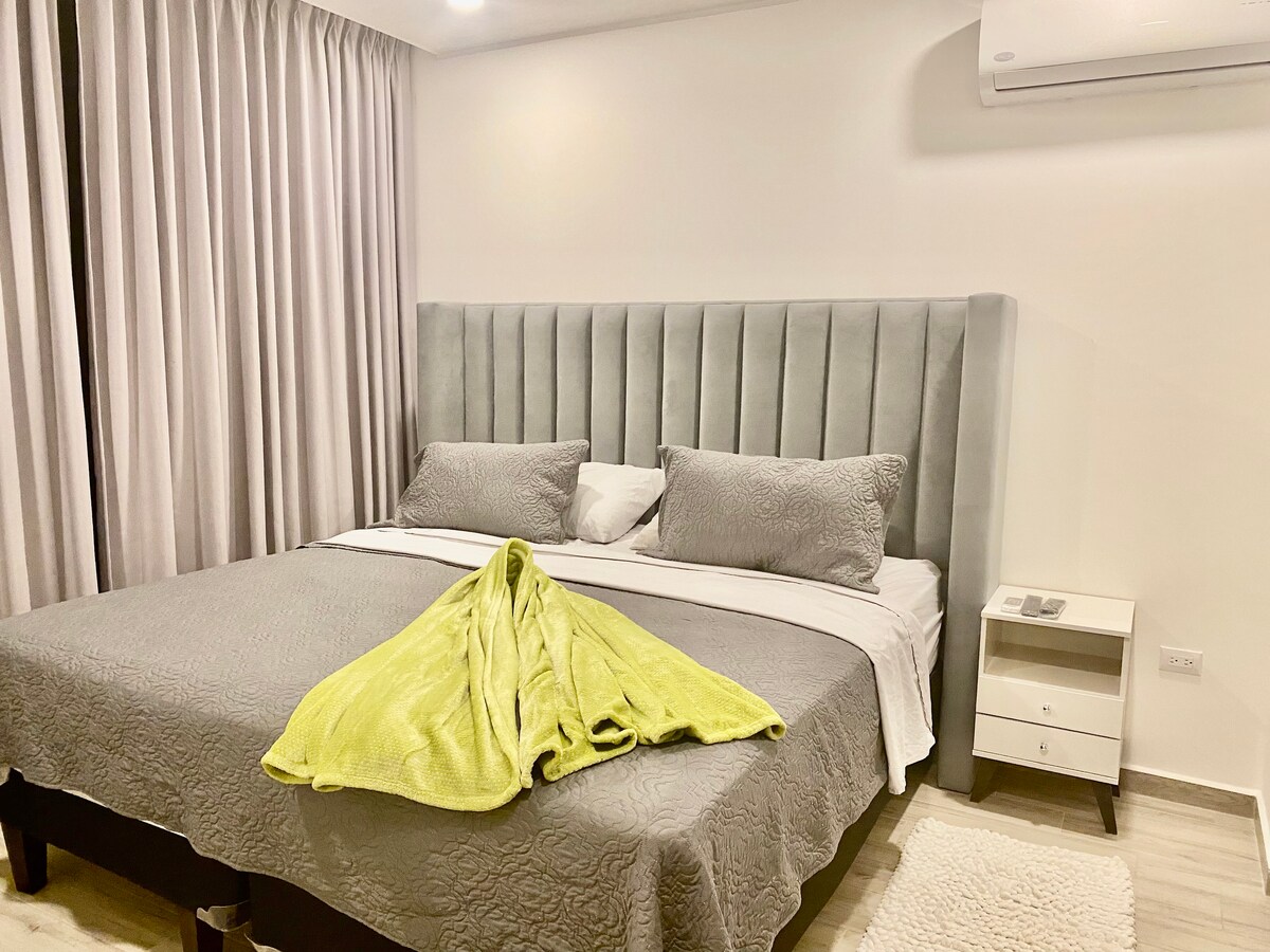 Dhomë gjumi kryesore, krevat dopio "king" me televizor 42"