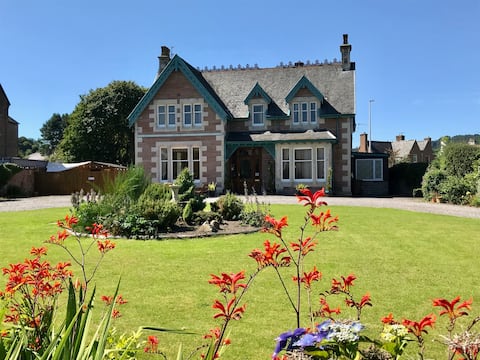 Laird’s Lodge, Inverness (Luxury 8 bedroom villa)