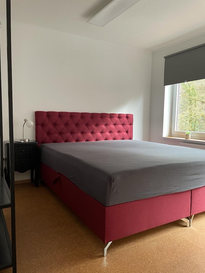 Útulná , nová, 180-členná pružinová posteľ.