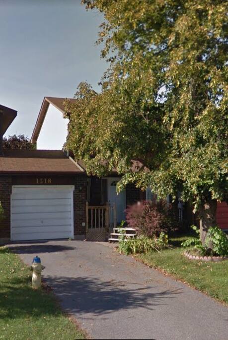 1 parking space available for you to use. My home is easy access off the highway. 15min drive to downtown. 10min drive to Ottawa Hospital/CHEO and La Cite. 20min drive from airport. 15min walk to a transit hub.