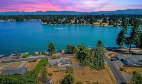 Lakeside Vibes- View- Pool table, 3 bed Lake Tapps