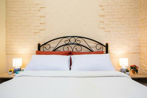 ♥King-size bed♥ Free parking♥ 43Mbpc WiFI♥ Balcony