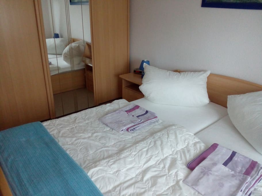 Schlafzimmer mit Doppelbett