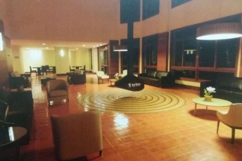 Lareira próxima ao bar para fazer um social e shows noturnos.