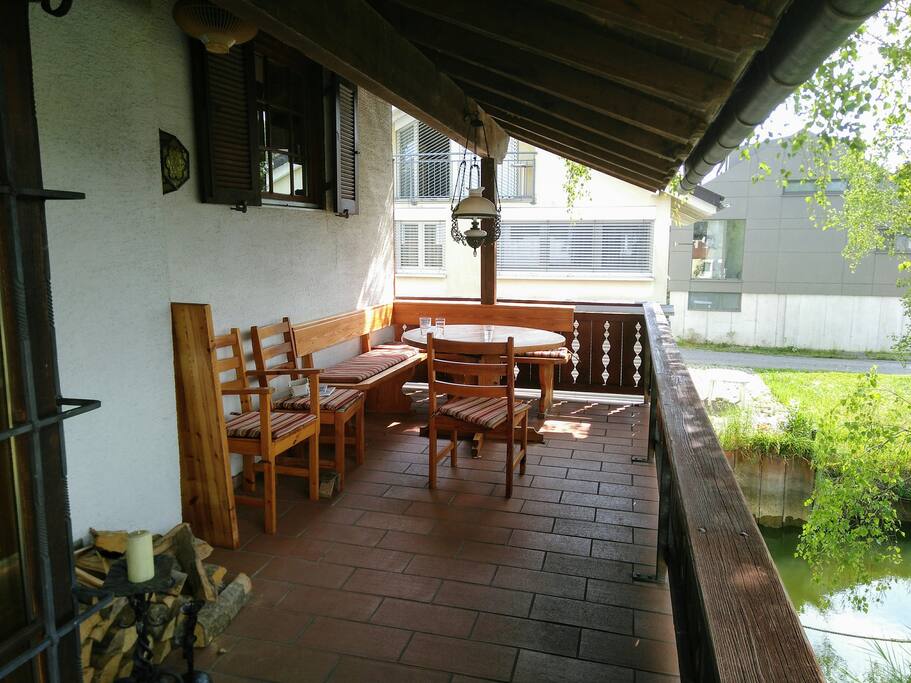 Terrasse mit Blick aufs Wasser