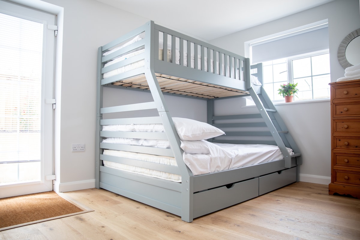 Ovaj bračni krevet s jednim krevetom nudi dodatni krevet u slučaju da ima još jedno dijete. Osim toga, to je udoban bračni krevet za odrasle .