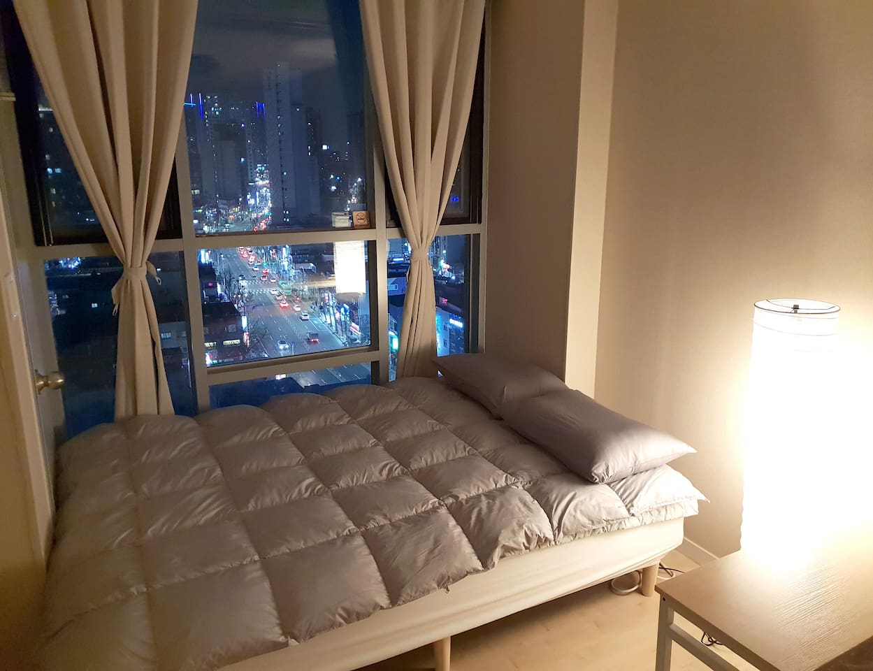 30 seconds to subway station. This room has the best night view of Dongdaemun!