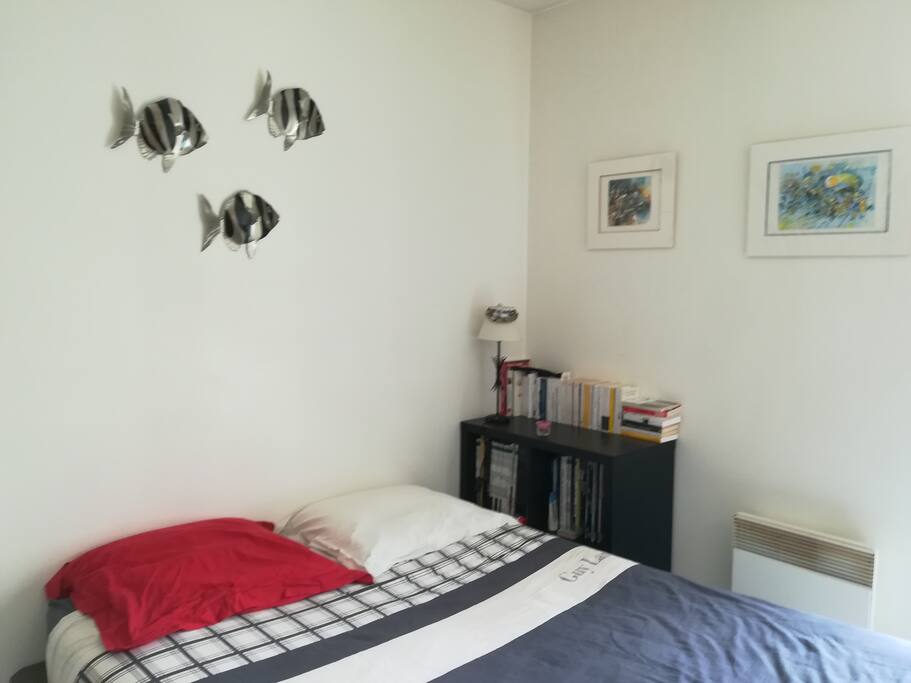 Chambre (lit deux places, matelas confortable)