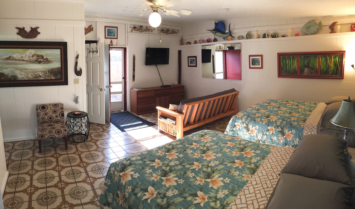 2 двойни легла с разтегателен диван, който има пружинен матрак в пълен размер