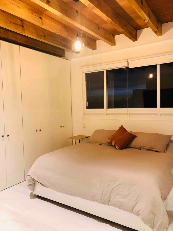 卧室2
加大双人床，楼下有标准双人床。 