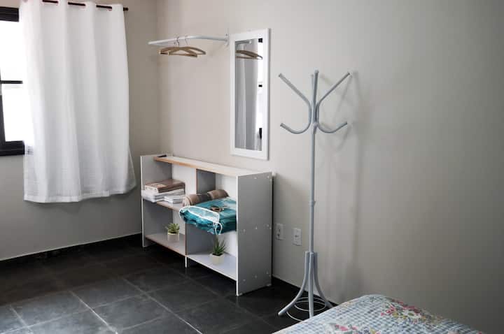 ~Drugi kat~

Spavaća soba, svijetla i prozračna. 
Značajke:
- Bračni krevet
- 2 noćna ormarića
- Luminaire za čitanje
- stalak za odjeću s vješalicama
- Movel Organizer
- Ogledalo
- Cabideiro
- Posteljina, jastuk, bacanje i deka
- ventilator