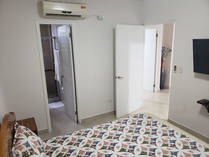 חדר שינה ראשי עם טלוויזיה חכמה ומיזוג אוויר