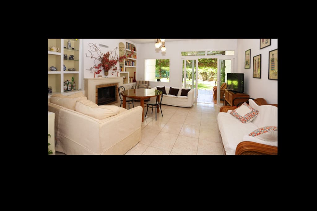 Salón con chimenea/Living room with fireplace