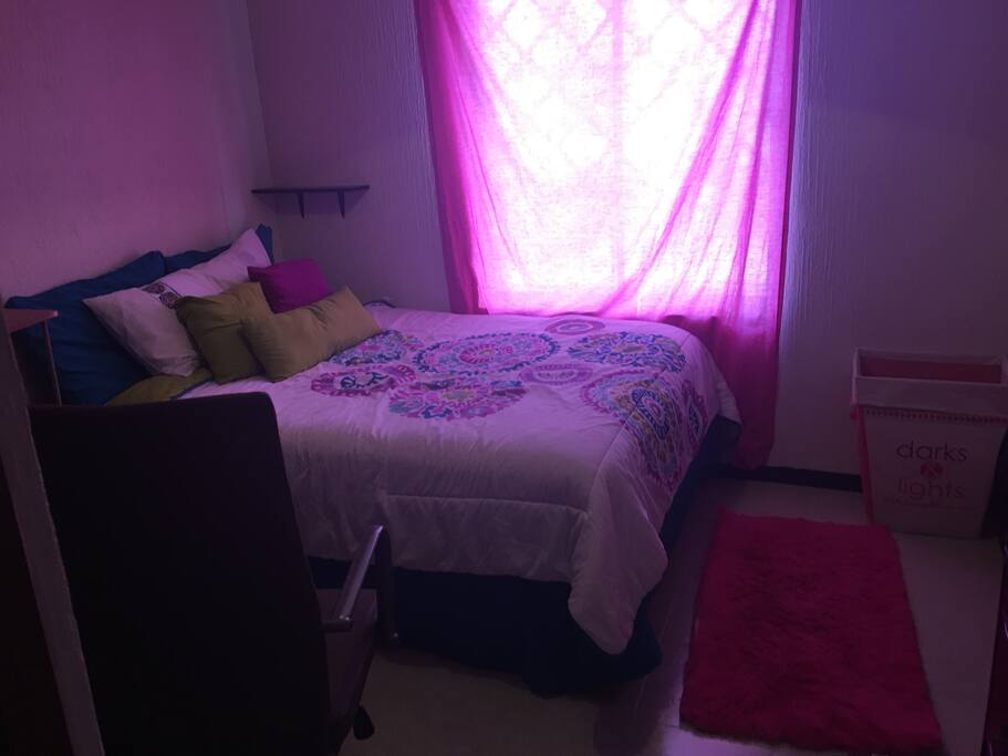 Se entrega la habitación con ropa para cama, tapete y cesto de ropa sucia