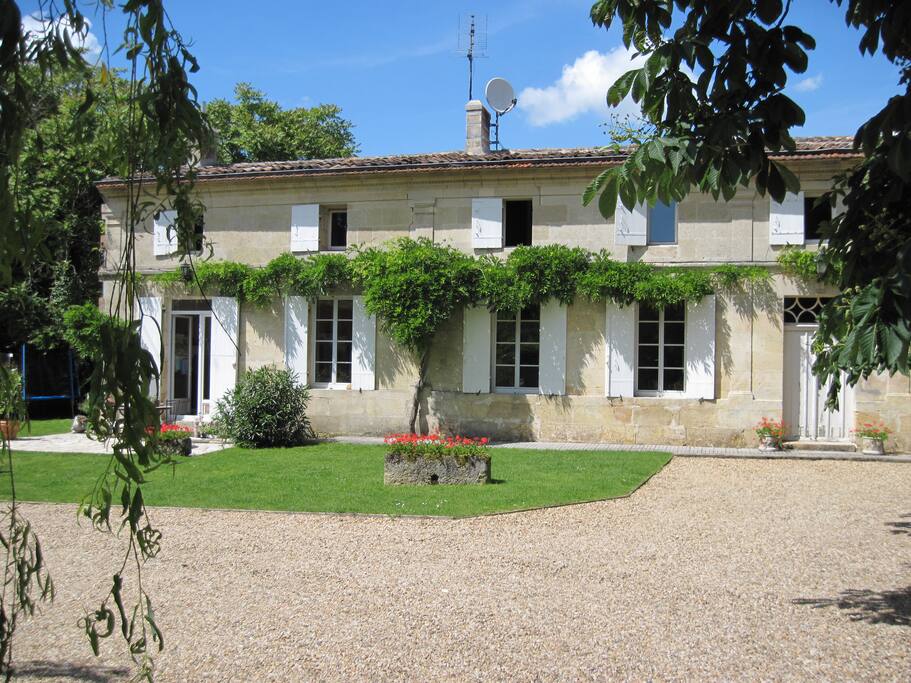 Vine house bed & breakfast is near Bordeaux, Saint Emilion and the Medoc.