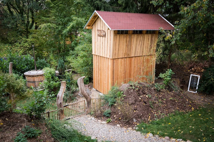 Sauna con camera da letto nel 2 ET e la tinozza da bagno accanto.