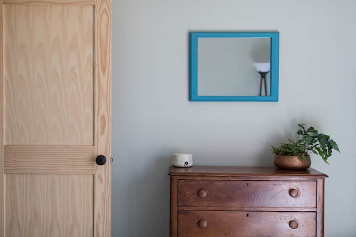 มีตู้ลิ้นชักและเครื่องเสียงรบกวนสีขาวเพื่อความสะดวกสบายของคุณ