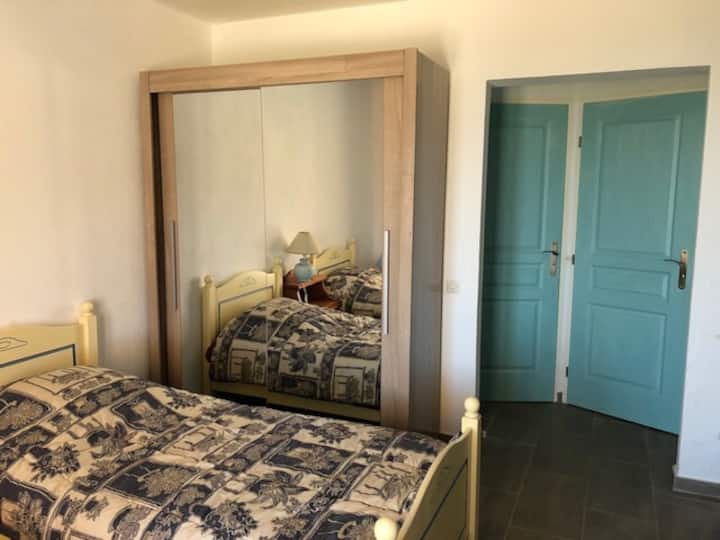 Dormitorio nº 2 con acceso separado WC y baño privado 