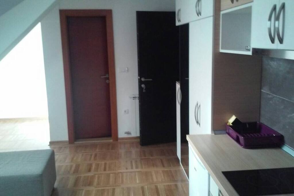 Apartman se nalazi na 150m od trga i jezera. Takodje apartman je u zgradi nove grednja i odlicnog je kvaliteta. Nalazi se na trecem spratu