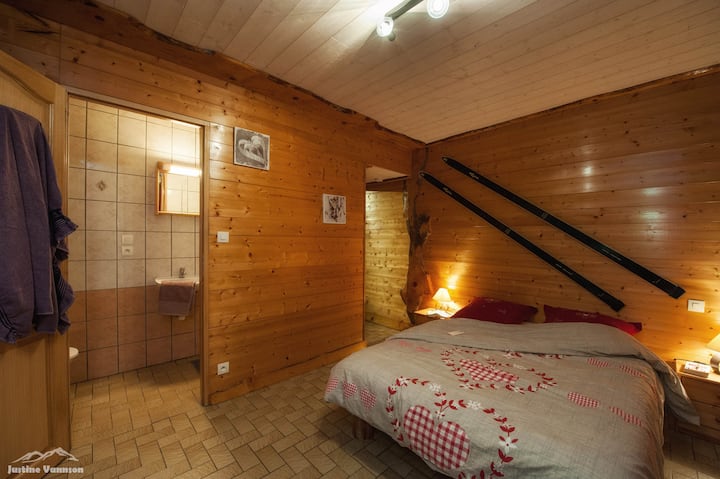 dvojlôžková spálňa s vlastnou kúpeľňou.