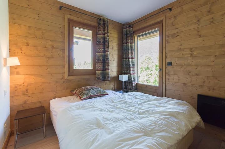 ห้องนอนหมีพร้อมอ่างอาบน้ำในห้องน้ำและทางเข้าสวน