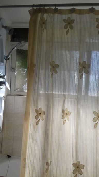 Baño completamente limpio y bellamente decorado