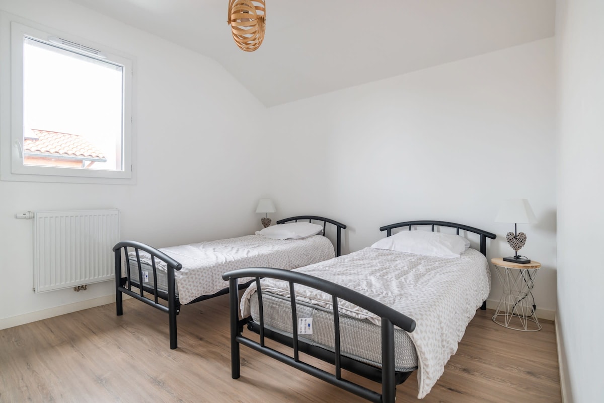 საძინებელი 2 ერთადგილიანი საწოლით