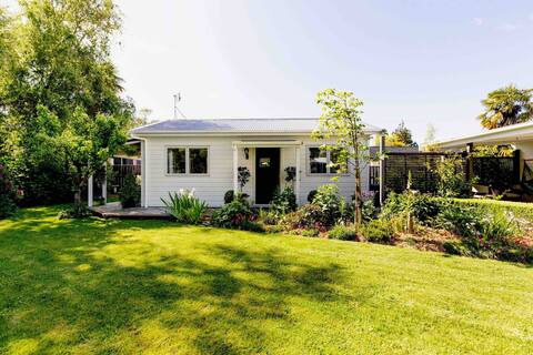 1 brm cottage, quiet garden setting, full kitchen