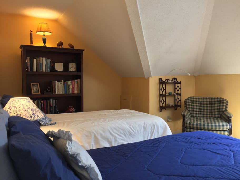 WiFi, AC, laptop friendly. Comfy, sunny "Starlight Room" for one or two guests.