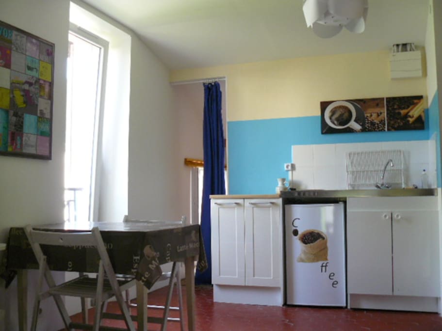 La cuisine avec sa plaque électrique, micro ondes et tout le nécessaire vaisselle + bouilloire et grille pain