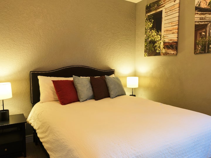 楼下卧室标准双人床# 4 