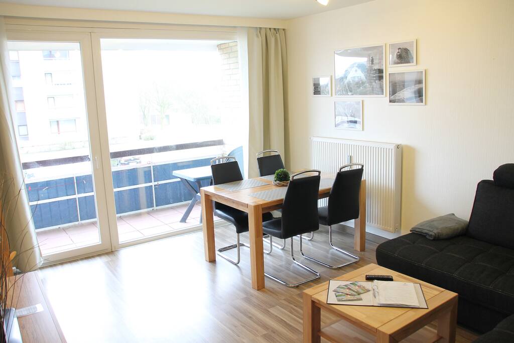 Das Wohnzimmer mit großem Balkon