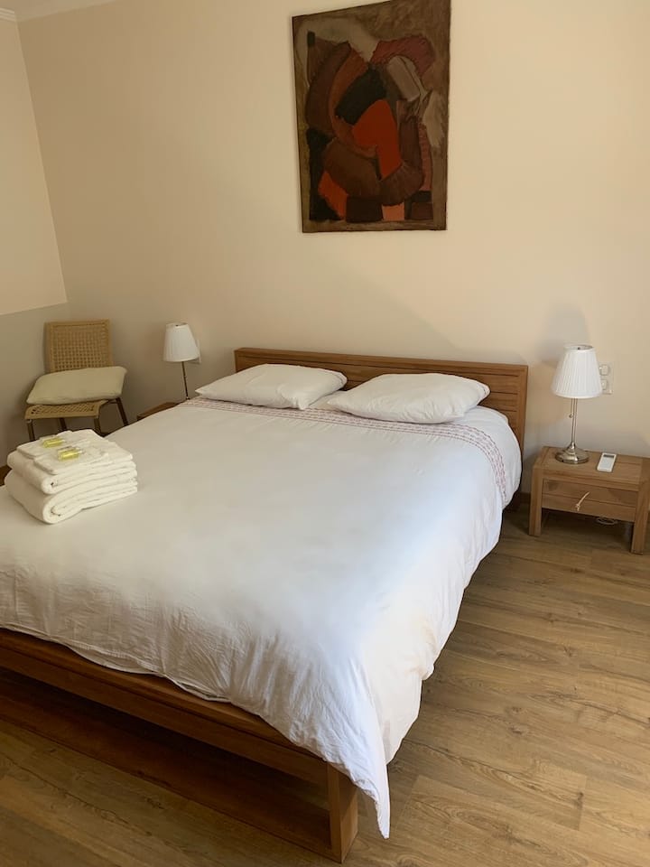 Bedroom 1: a spacious suite, 160 x 200 bed, air conditioning, TV, dressing room and private bathroom.
Spacious bedroom suite, bed 160x200, airconditioning, TV, dressing room and private bathroom.